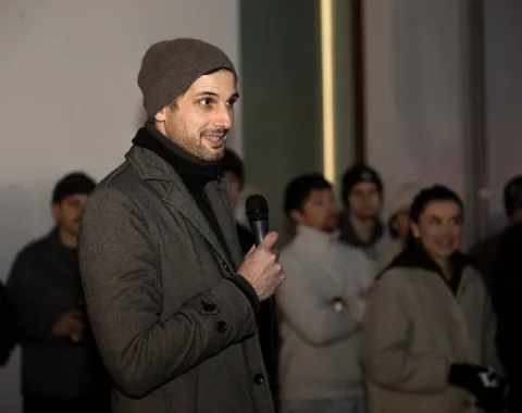 Dekan Daniel Stockhammer spricht am Red Pavillon.