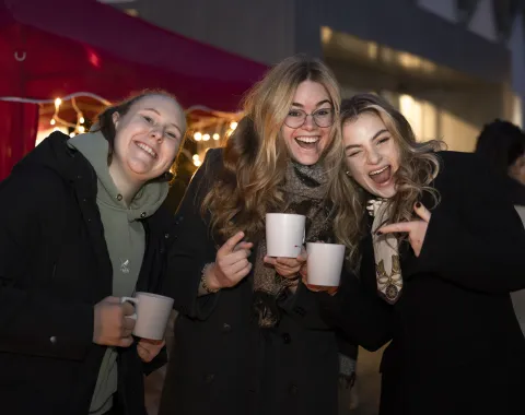 Studierende stehen zusammen im Red Pavillon.