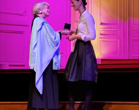 Ehrung auf Bühne bei Alumni Veranstaltung der Universität Liechtenstein mit Preisübergabe und Publikumssaal