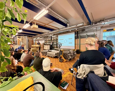 Eine Gruppe junger Menschen lauscht einem Vortrag