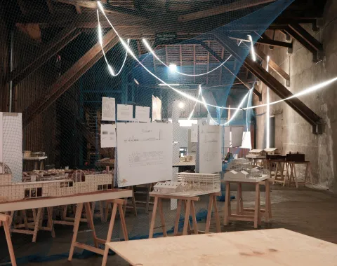 Eine Ausstellung in einem Dachgeschoss