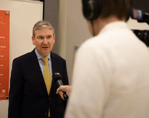 Gast im persönlichen Austausch beim Campus-Gespräch der Universität Liechtenstein