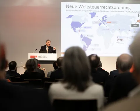 Redner präsentiert vor Publikum beim Campus-Gespräch der Universität Liechtenstein