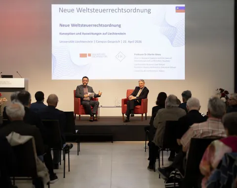 Bühnengespräch mit Präsentation vor Publikum beim Campus-Gespräch der Universität Liechtenstein