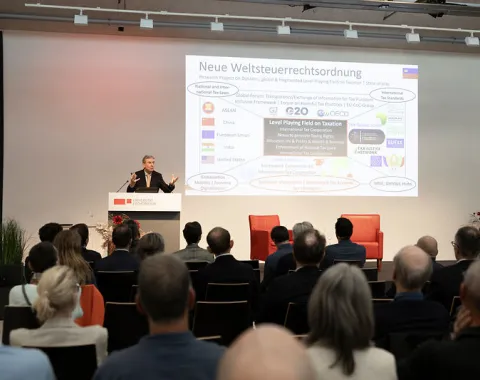 Publikum verfolgt eine Präsentation beim Campus-Gespräch der Universität Liechtenstein