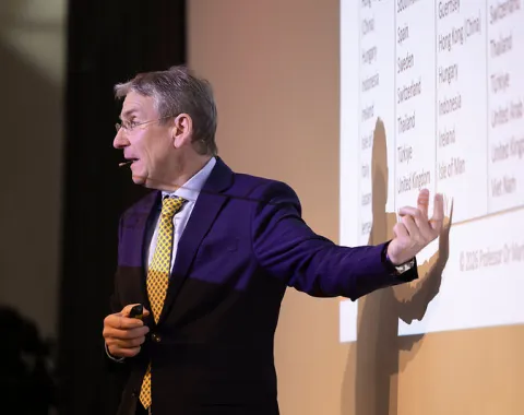Redner gestikuliert während einer Präsentation beim Campus-Gespräch der Universität Liechtenstein