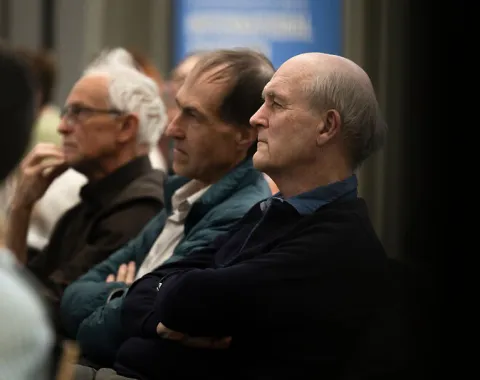 Gäste verfolgen aufmerksam das Campus-Gespräch der Universität Liechtenstein