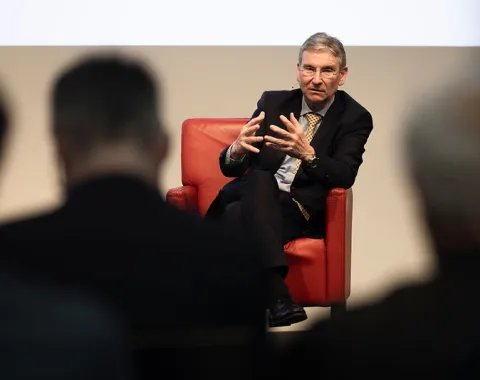 Gesprächspartner spricht im roten Sessel beim Campus-Gespräch der Universität Liechtenstein