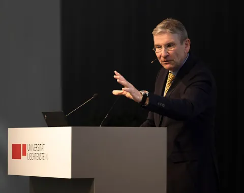 Redner gestikuliert während eines Vortrags beim Campus-Gespräch der Universität Liechtenstein