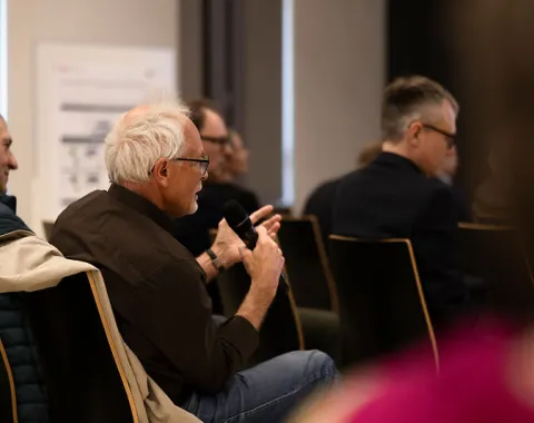 Besucher stellt eine Frage beim Campus-Gespräch der Universität Liechtenstein
