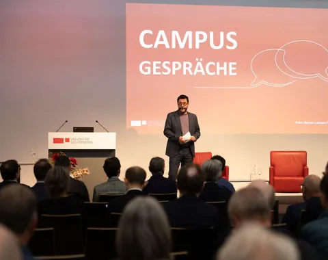 Redner spricht vor Publikum beim Campus-Gespräch der Universität Liechtenstein