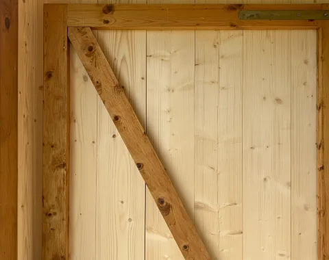 Tür aus altem und neuem Holz