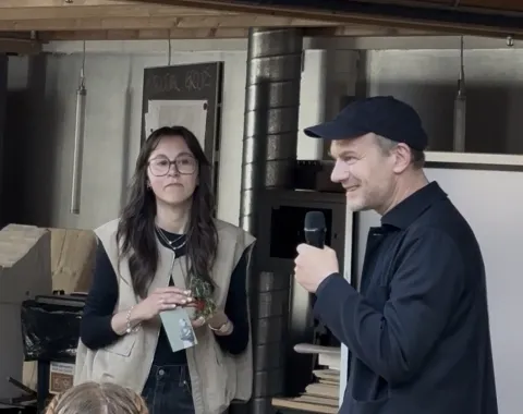 Zwei Personen mit einem Mikrofon