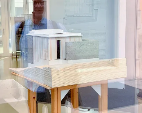 Ein Lehmmodell hinter einem Schaufenster 