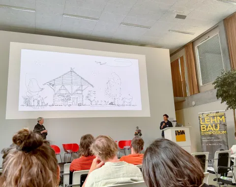 Eine architektonische Skizze, die auf eine Leinwand projiziert wird