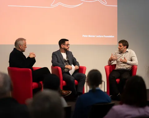 Drei Gesprächspartner diskutieren auf der Bühne vor Publikum beim Campus-Gespräch
