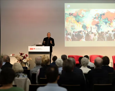 Redner präsentiert vor Publikum beim Campus-Gespräch an der Universität Liechtenstein