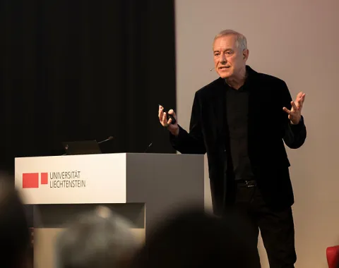 Bruno Kaufmann spricht beim Campus-Gespräch an der Universität Liechtenstein