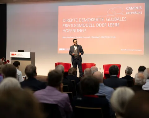 Patrik Schädler spricht beim Campus-Gespräch an der Universität Liechtenstein
