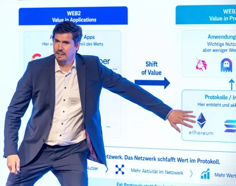 Referent präsentiert Finanzthemen beim Finance Forum 2026