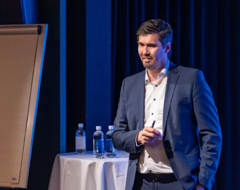 Referent hält einen Vortrag beim Finance Forum 2026
