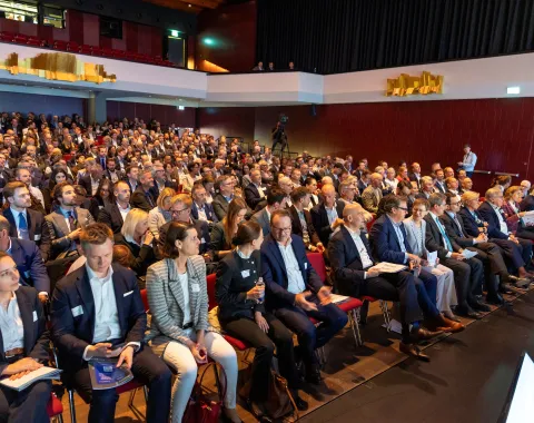 Publikum beim Finance Forum 2026 verfolgt die Veranstaltung im Auditorium