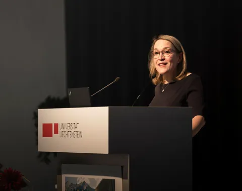 Rednerin begrüsst das Publikum bei einer Antrittsvorlesung an der Universität Liechtenstein