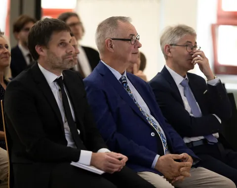 Gäste verfolgen eine Antrittsvorlesung an der Universität Liechtenstein