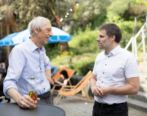Sommerfest 2026 - Rektor mit einem der ersten Alumni