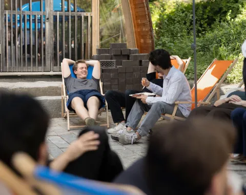 Sommerfest 2026 - Chillen in Liegestühlen