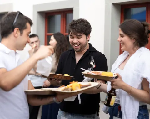 Sommerfest 2026 - Studierende beim BBQ