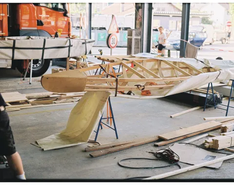 Ein selbstgebautes Boot in einer Werkstatt. 