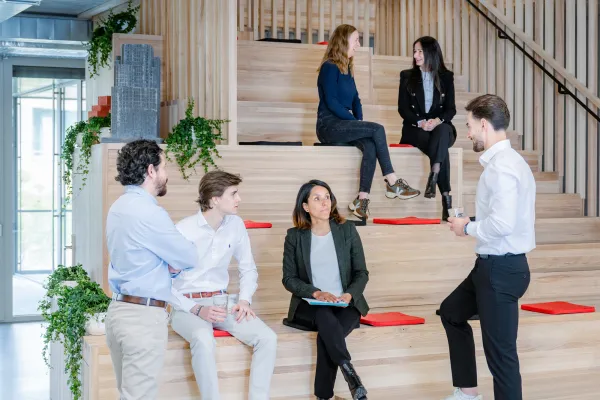 Gruppenarbeit auf moderner Holztribüne an der Universität