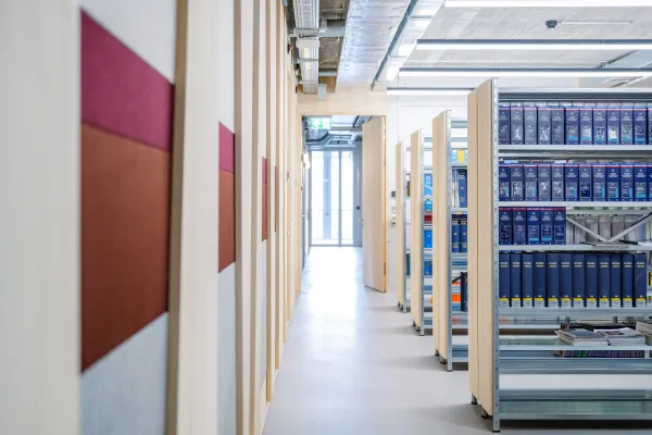 Bibliotheksflur mit Bücherregalen und moderner Wandgestaltung