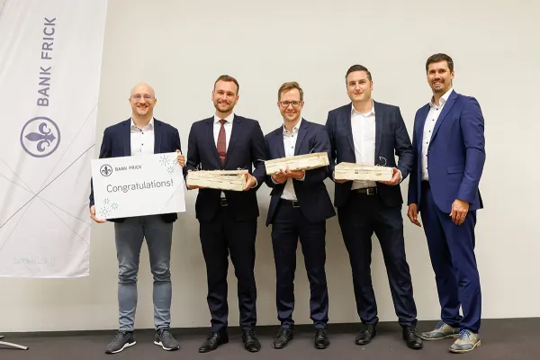 Zertifikatsübergabe an neue Experten für Blockchain und FinTech
