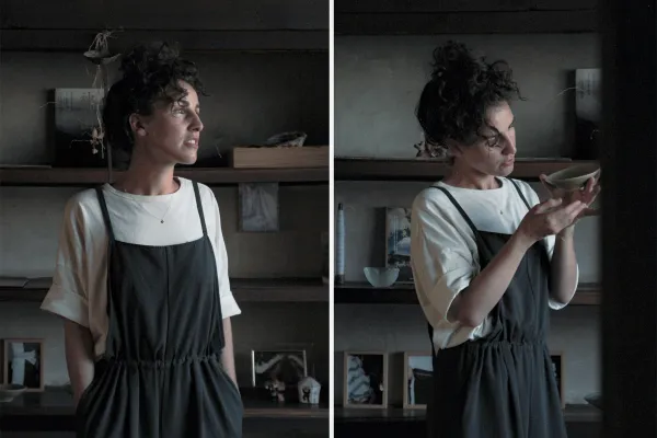 Designerin präsentiert in einer Werkstatt ein handgefertigtes Keramikobjekt und erklärt ihre gestalterischen Ansätze im Dialog