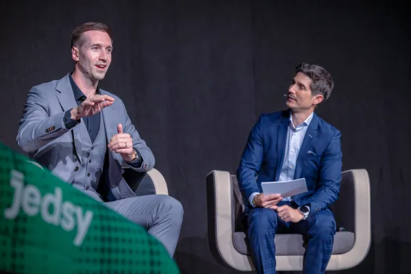 Interview auf der Bühne bei Event der Universität Liechtenstein mit zwei Männern im Gespräch über Innovation
