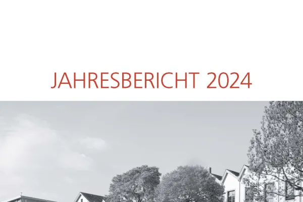 Titelseite des Jahresberichts 2024 der Universität Liechtenstein mit Logo und Campusfoto.