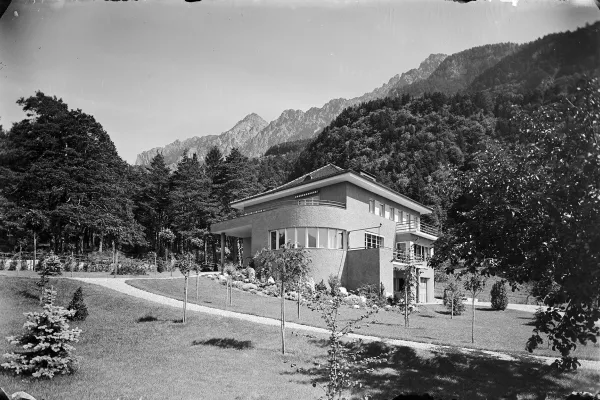Schwarz-Weiss Aufnahme eines Einfamilienhauses des Architekten Ernst Sommerlad in Liechtenstein