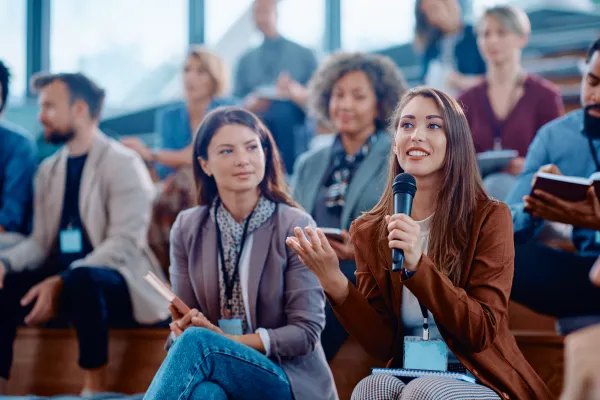 Studierende des Bachelorstudiums Betriebswirtschaftslehre der Universität Liechtenstein beteiligen sich aktiv an einer Vorlesung mit Fragerunde in moderner Hörsaalatmosphäre.