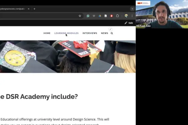 Ein Screenshot zeigt eine Online-Präsentation mit einem Bild von Absolventenhüten und einem Mann in einem Videoanruf. Oben sind Navigationslinks der Website sichtbar.