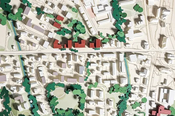 Städtebauliches Modell in Weiss, Grün und Rot