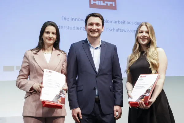 Auf dem Bild ist Tobias Zangerl zusammen mit Advije Rizvani und Carina Marxer welche gerade ihr Diplom erhalten haben zu sehen.