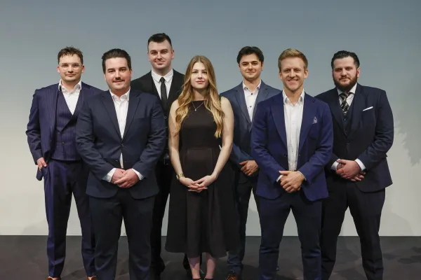 Auf dem Bild zu sehen sind die Absolventen des Bachelors of Science in Betriebswirtschaftslehre.