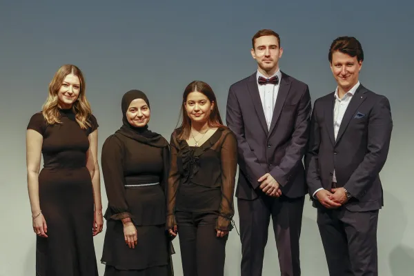 Auf dem Bild sind die Absolvent:innen des Bachelor of Science Betriebswirtschaftslehre.