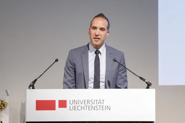 Dr. iur. Manuel Walser bei einer Rede.