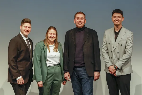 Auf dem Bild sind die Absolvent:innen des Master of Science Architecture.