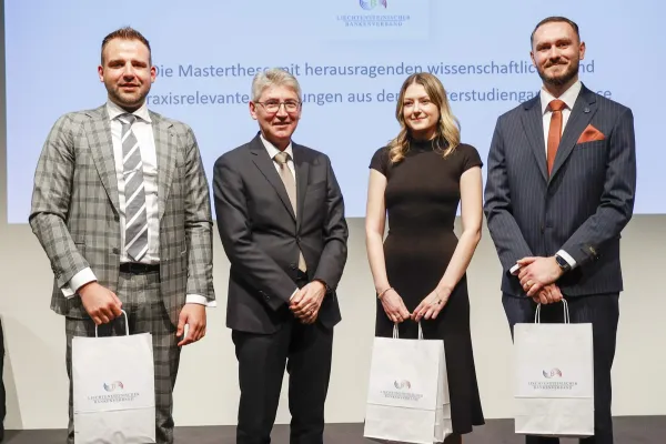 Dr. Hans-Werner Gassner neben Mykola Subtelnyi, Natalie Galli und Ermal Gashi mit einer Tüte in der Hand.
