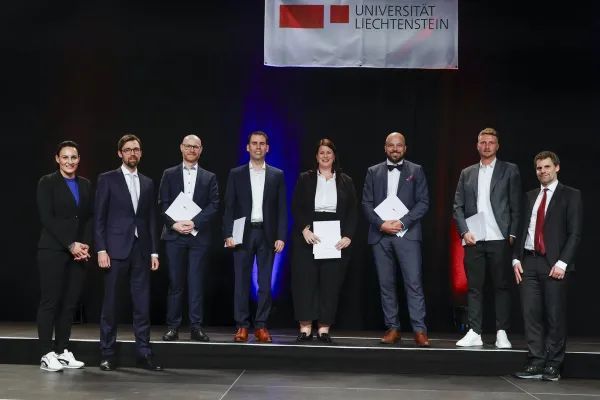 Auf dem Bild sind die Absolvent:innen des LL.M. im Bank- und Finanzmarktrecht zusammen mit PD Dr. Bernhard Burtscher und Dr. Christian Frommelt.