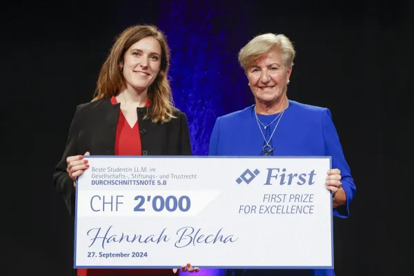 Hannah Blecha  und Angelika Moosleithner halten einen Check in Höhe von 2000 CHF.